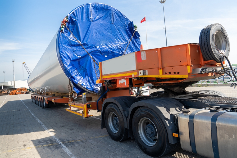 Truck,Transporting,Heavy,,Bulky,And,Oversized,Cargo